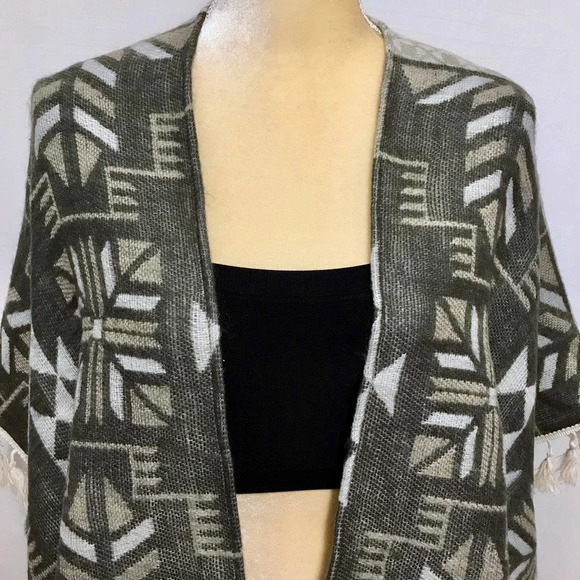 Accessory St. NWT Aztec Poncho-Ruana Women OS - Picture 3 of 8